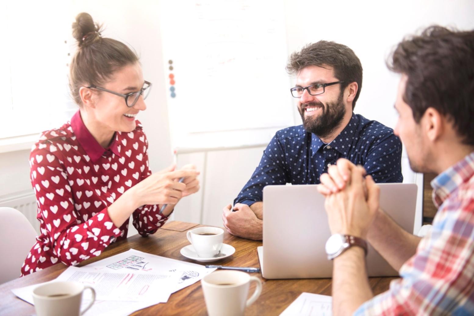Session de travail en groupe sur des négociations commerciales